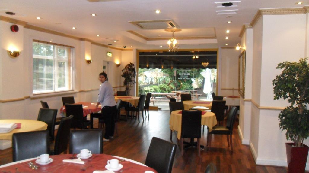 Skyways Hotel Slough Extérieur photo